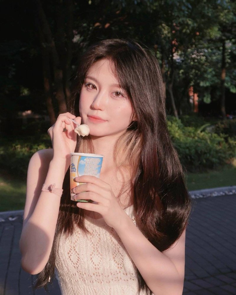 Ảnh girl xinh với thần thái nhẹ nhàng cuốn hút