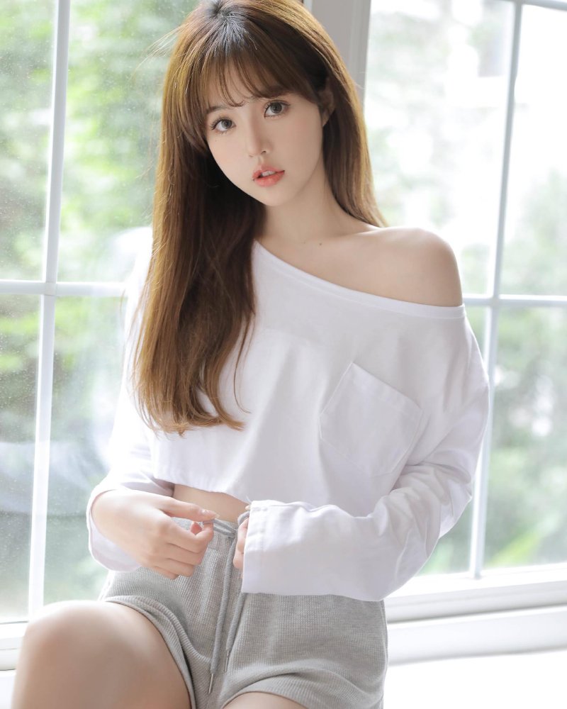 Ảnh girl xinh mặc áo hoodie phong cách trẻ trung