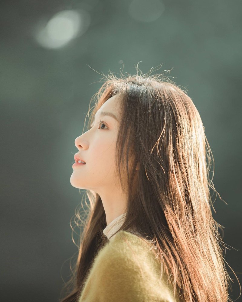 Ảnh girl xinh tóc dài dịu dàng giữa cánh đồng hoa