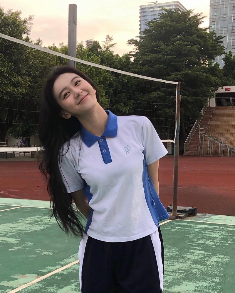 Hình gái xinh mặc áo hoodie cá tính