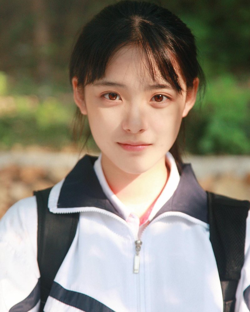 Hình girl xinh mặc váy trắng nhẹ nhàng