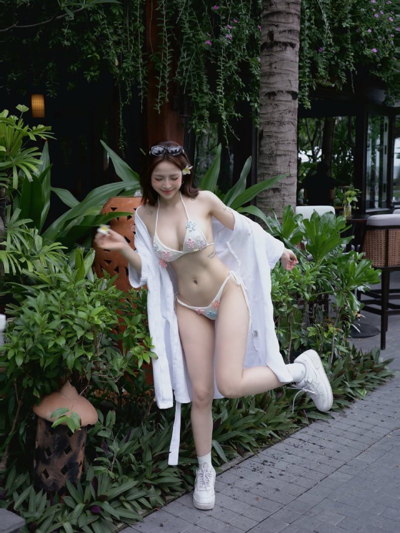 Nàng thơ pose trong ảnh bikini lọt khe