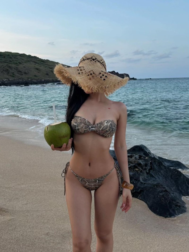 Ảnh bikini lọt khe ôm body thon gọn sexy
