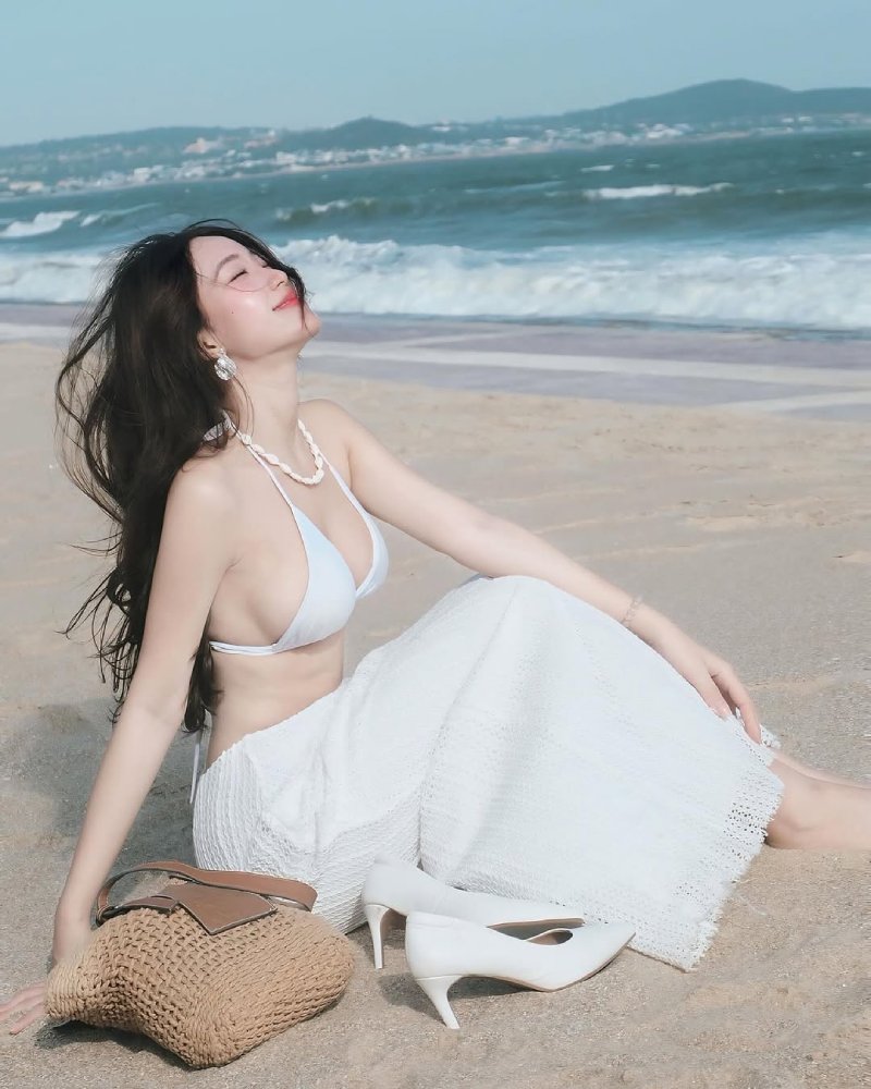 Bikini trong veo nóng hừng hực
