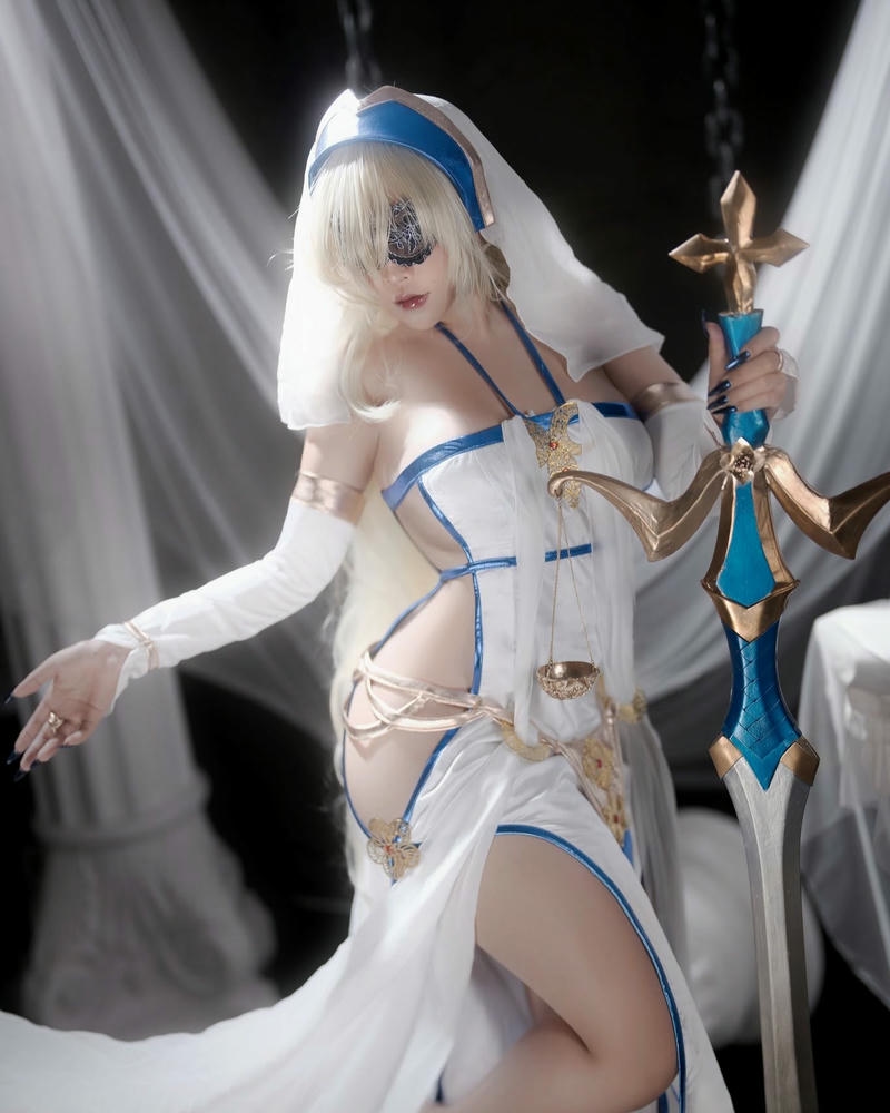 Cosplay khoe hàng chân thật nổi bật hài hòa