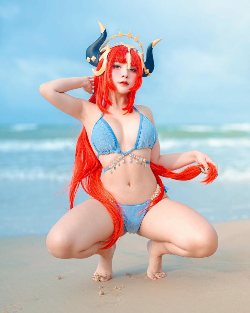 Cosplay khoe hàng đẹp lung linh chân thật