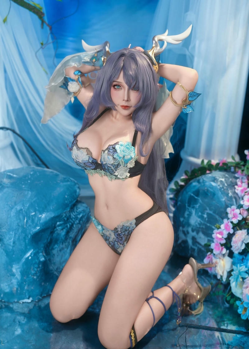 Cosplay khoe hàng đẹp mắt lôi cuốn mạnh mẽ