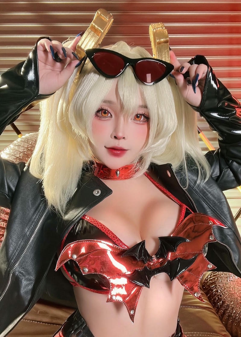 Khoe hàng cosplay chân thật nổi bật hài hòa
